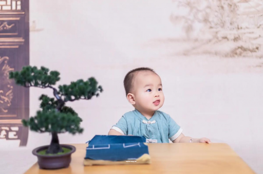 泽州怀孕肚子中间凹两边凸